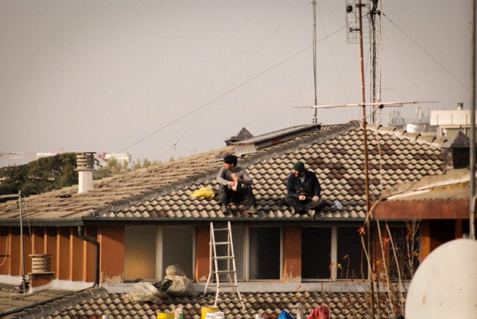 Rivolti insieme ad un terzo