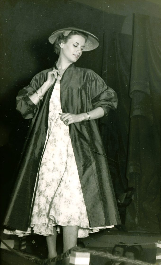 Eleganza con cappotto e cappello