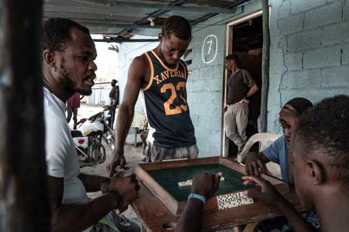 Dorsen, Pelikito, Franklin e Johnson giocano a Domino. Batey Lichi Lichima, provincia de La Romana -  Repubblica Dominicana